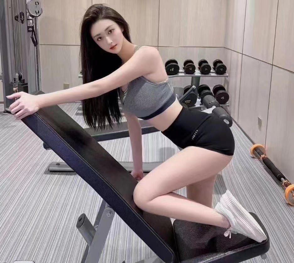 郑州爱健身翘臀美女，会一字马。